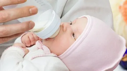 Hogyan palack takarmány az újszülött Hogyan palack takarmány az újszülött