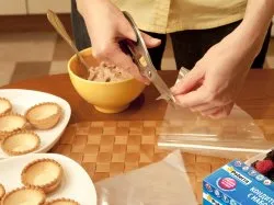Lisztes zsák kezével Lisztes zsák kezével