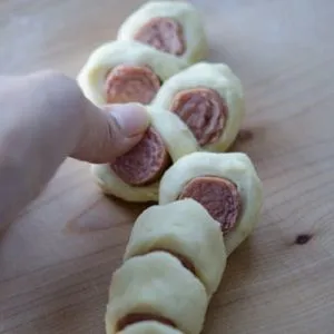 Hogyan csomagolja a kolbász a tésztába