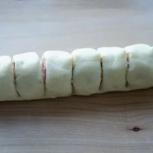 Hogyan csomagolja a kolbász a tésztába