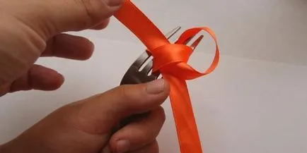 Hogyan lehet lekötni egy szatén masni