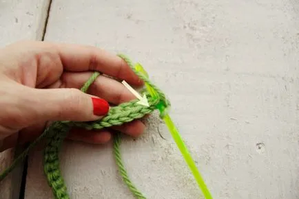 Hogyan lehet lekötni egy kötést a fején horog
