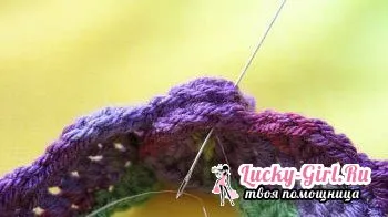 Hogyan lehet lekötni egy kötést a fején horog