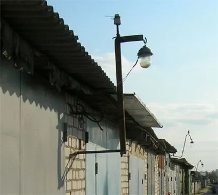 Bekötése a garázsban kezével