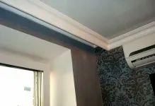 Hogyan lehet elrejteni a mennyezeten párkány