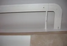 Hogyan lehet elrejteni a mennyezeten párkány