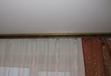 Hogyan lehet elrejteni a mennyezeten párkány