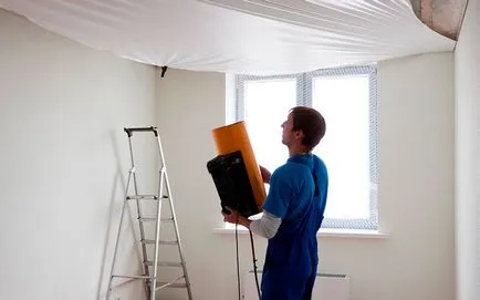 Hogyan lehet elrejteni a mennyezeten párkány