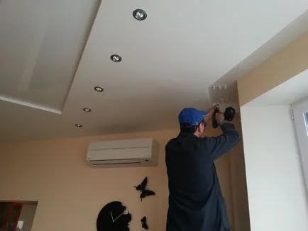 Hogyan lehet elrejteni a mennyezeten párkány