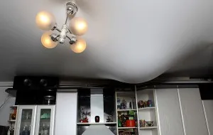Ha elárasztott lakás egy szakaszon mennyezet Ha elárasztott lakás egy szakaszon mennyezet