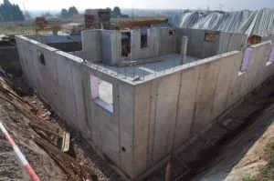 A megerősítés a falak, azaz a festmény beton