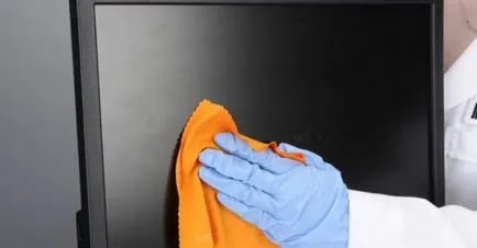 A törölje le a laptop képernyőjén otthon darabos ellenőrzésére, hogyan kell tisztítani