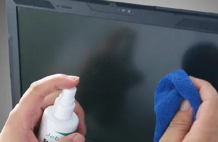 A törölje le a laptop képernyőjén otthon darabos ellenőrzésére, hogyan kell tisztítani
