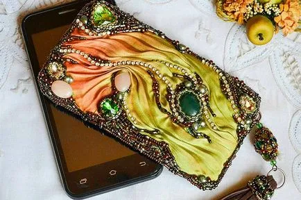 Telefon tok stílusos kiegészítő kezük