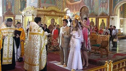 Minden az esküvő a templomban