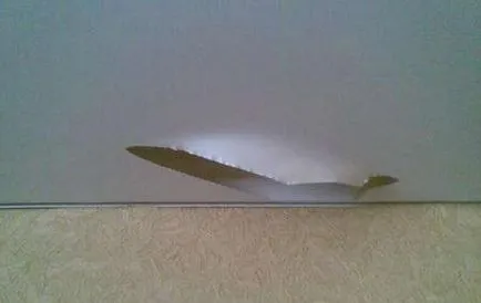 A lyuk a mennyezeten, mint a feszítő javított megfelelően