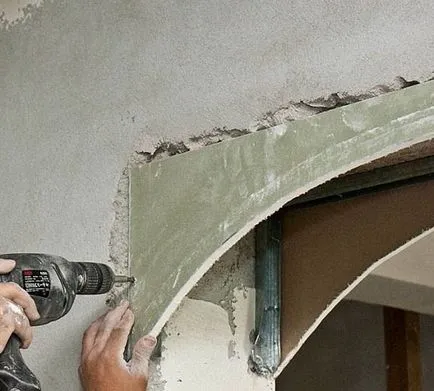 Szétszerelése az ajtók a lakásban a kezével, épület portál