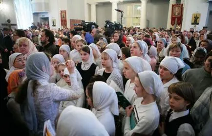 Amennyiben a templom női kendő egyezik a színe a ruhákat a nyaralás (a feleség férje felesége) Amennyiben a templom női kendő egyezik a színe a ruhákat egy ünnep,