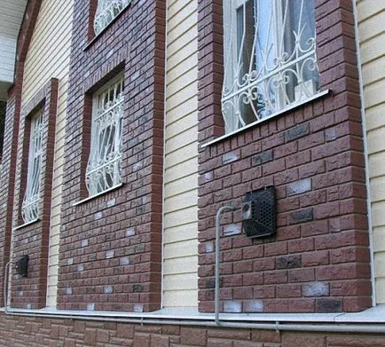 Front panel alatt egy szikla, épület portál