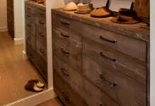 Öltöző kezével fotó, hogyan lehet a legjobban, mint a videó a régi bútorok, hogy milyen kényelmes
