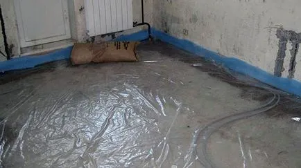 Vízszigetelő előtt vagy után a padlóburkolatot, és a tetején, a száraz beton esztrich a lakásban, ha a (hidro) szükségessége Vízszigetelő előtt vagy után a padlóburkolatot, és a tetején, a száraz beton esztrich a lakásban, ha szükséges