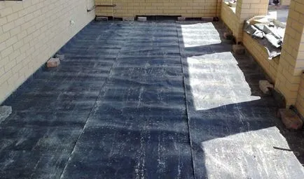 Vízszigetelő előtt vagy után a padlóburkolatot, és a tetején, a száraz beton esztrich a lakásban, ha (miután) szükségessége Vízszigetelő előtt vagy után a padlóburkolatot, és a tetején, a száraz beton esztrich a lakásban, ha szükséges