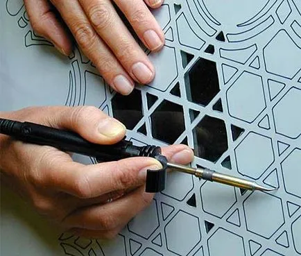 Így stencil a kezüket - milyen anyagok szükségesek és hogyan kell használni az eszközöket