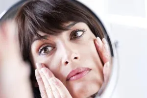 Hogyan lehet gyorsan eltávolítani a szem alatti táskák az otthoni és hogyan lehet megszabadulni álcázzák (elrejtés) Hogyan lehet gyorsan eltávolítani a szem alatti táskák az otthoni és hogyan lehet megszabadulni álcázzák