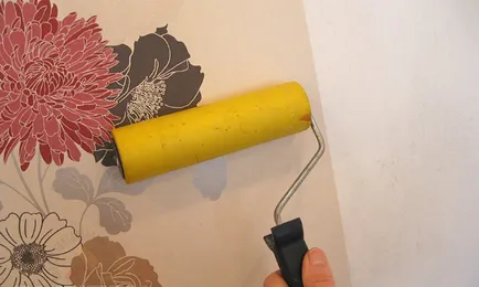 Ahogy tapétaragasztó a gipszkarton, töltőanyag nélkül 3 lépésre (mint a tapéta paszta a gipszkarton, töltőanyag nélkül) Hogyan akasztani tapéta gipszkarton nélkül gitt 3 lépésben