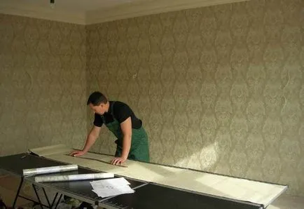 Ahogy tapéta ragasztó ragadt a mennyezet a kezével, videók, valamint lehet az, amelyik az első