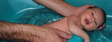Hogyan fürödni egy újszülött, órákat anyák (újszülött) Hogyan fürödni egy újszülött osztályok anyukák