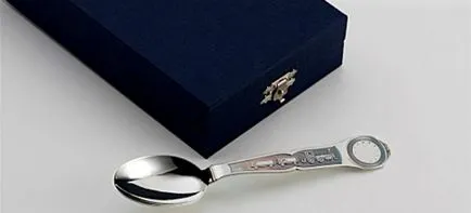 Hogyan kell tanítani a gyermeket, hogy enni egy kanállal magát, amikor tanítás a gyermek enni egy kanállal