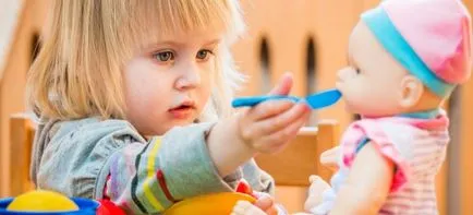 Hogyan kell tanítani a gyermeket, hogy enni egy kanállal magát, amikor tanítás a gyermek enni egy kanállal