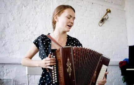 Hogyan lehet megtanulni játszani a harmonika