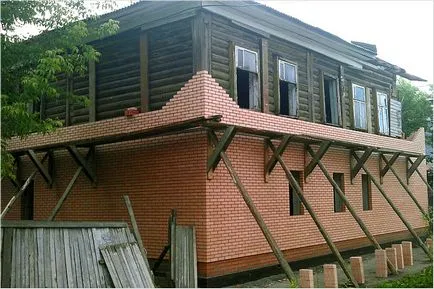 Ahogy oblitsevat tégla fából készült ház a kezüket
