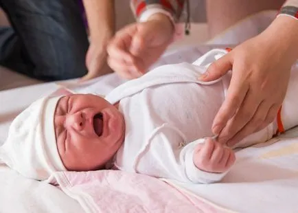 Hogyan kell kezelni egy újszülött az első nap otthon elbocsátás után