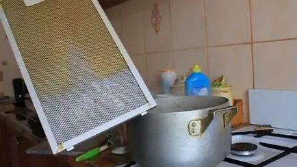 Hogyan tisztítsa ki a motorháztető és a páraelszívó filter zsírral (mosás) Hogyan tisztítsa ki a motorháztető és a páraelszívó filter zsír