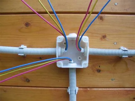 Hogyan kell csatlakoztatni a vezetékeket a kötœdoboz kezét, elektik v dome (doboz) Hogyan kell csatlakoztatni a vezetékeket a kötœdoboz kezét, elektik v dome