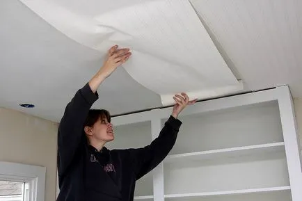 Ahogy pokleit papír tapéta a mennyezetre megfelelően, függetlenül, festék (plafon) Ahogy pokleit papír tapéta a mennyezetre megfelelően, önállóan, festeni