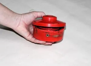 Hogyan szél a damil az orsóra trimmer