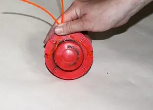 Hogyan szél a damil az orsóra trimmer