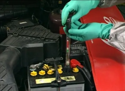 Hogyan készüljünk egy elektrolit egyedül az akkumulátor