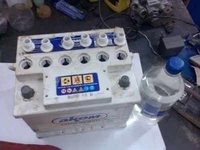 Hogyan készüljünk egy elektrolit egyedül az akkumulátor