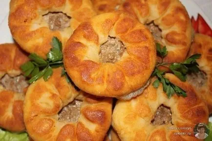 Főzni belyashi a húst egy serpenyőben