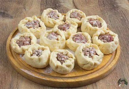 Főzni belyashi a húst egy serpenyőben