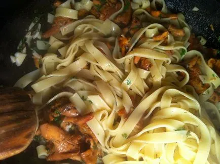 Főzni chanterelles egy serpenyőben, amelyek nem voltak gumi, és nem keserű - receptek Tejfölös,