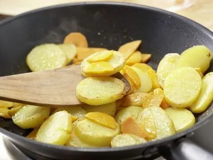 Főzni chanterelles egy serpenyőben, amelyek nem voltak gumi, és nem keserű - receptek Tejfölös,