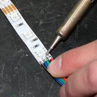 Forrasztóanyagként ellátási vezetéket a LED RGB szalagot (LED) Hogyan forrasztani a tápkábelt az RGB LED Strip