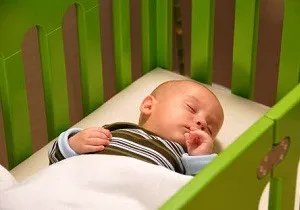 Hogyan kell tanítani a gyermeket, hogy aludni a kiságyában kis trükköt (a) Hogyan kell tanítani a gyermeket, hogy aludni ágyában kis trükk