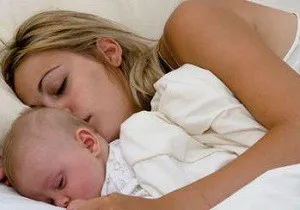 Hogyan kell tanítani a gyermeket, hogy aludni a kiságyában kis trükköt (a hozzászoktatni a babát aludni a szobájában.) Hogyan kell tanítani a gyermeket, hogy aludni ágyában kis trükk